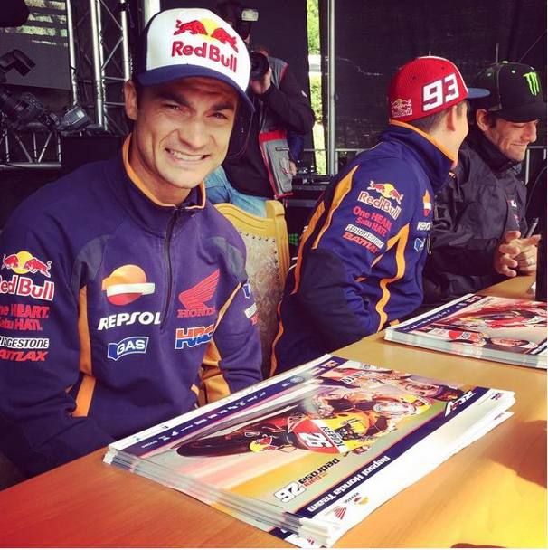 Dani Pedrosa e Marc Marquez mentre firmano autografi al Sachsenring